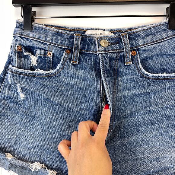 Abercrombie & Fitch 26 2 High Rise Mom Short Curve Love Denim Cut Off Blue - Picture 2 of 8